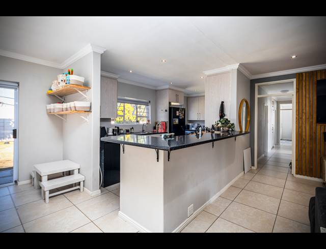 4 BEDROOM FREESTANDING TO LET IN TABLE VIEW